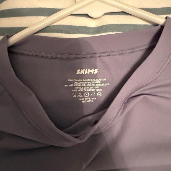 SKIMS Fits Everybody Long Sleeve T-Shirt in Slate || NEVER WORN - Picture 3 of 3